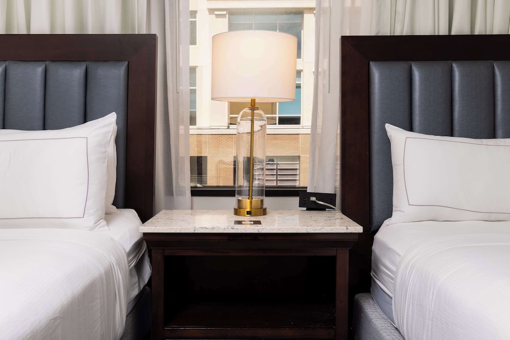 Basic Room, 1 Queen Bed, Accessible, Bathtub - Photo 8