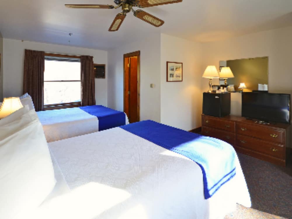 Double Room, 2 Queen Beds, Refrigerator, Mezzanine photo 3