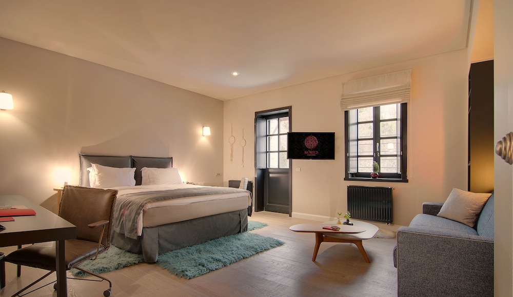 Superior Quadruple Room, 1 King Bed with Sofa bed, Mountain View