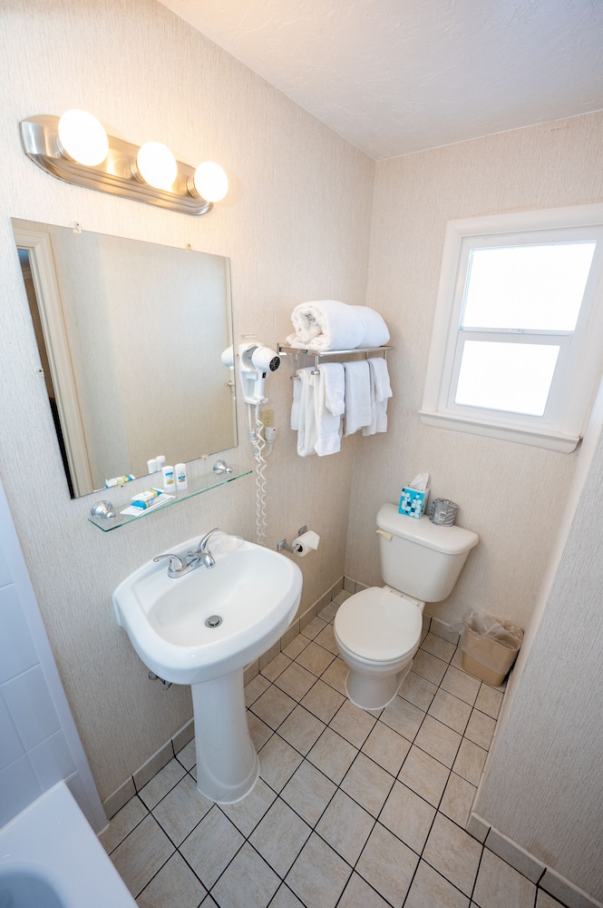 Standard Room, 2 Queen Beds, Refrigerator & Microwave - Photo 5