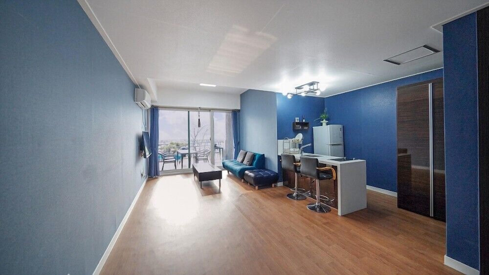 Room (Is 102)