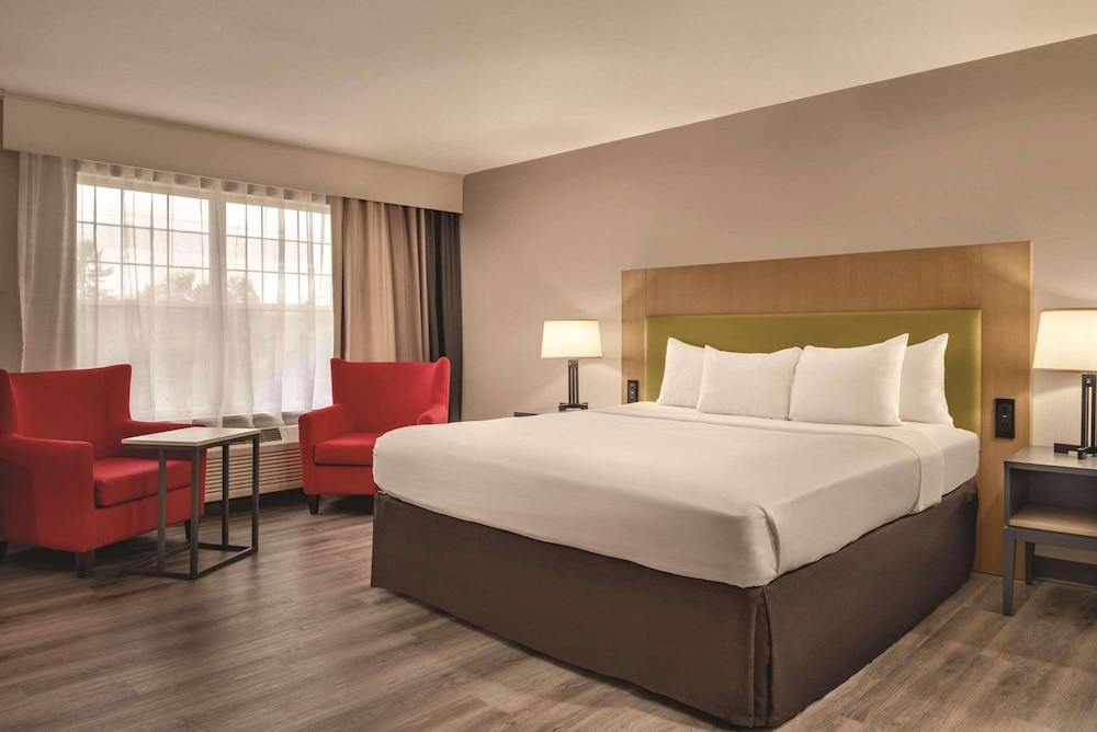 Suite, 1 King Bed, Non Smoking, Jetted Tub - Photo 6