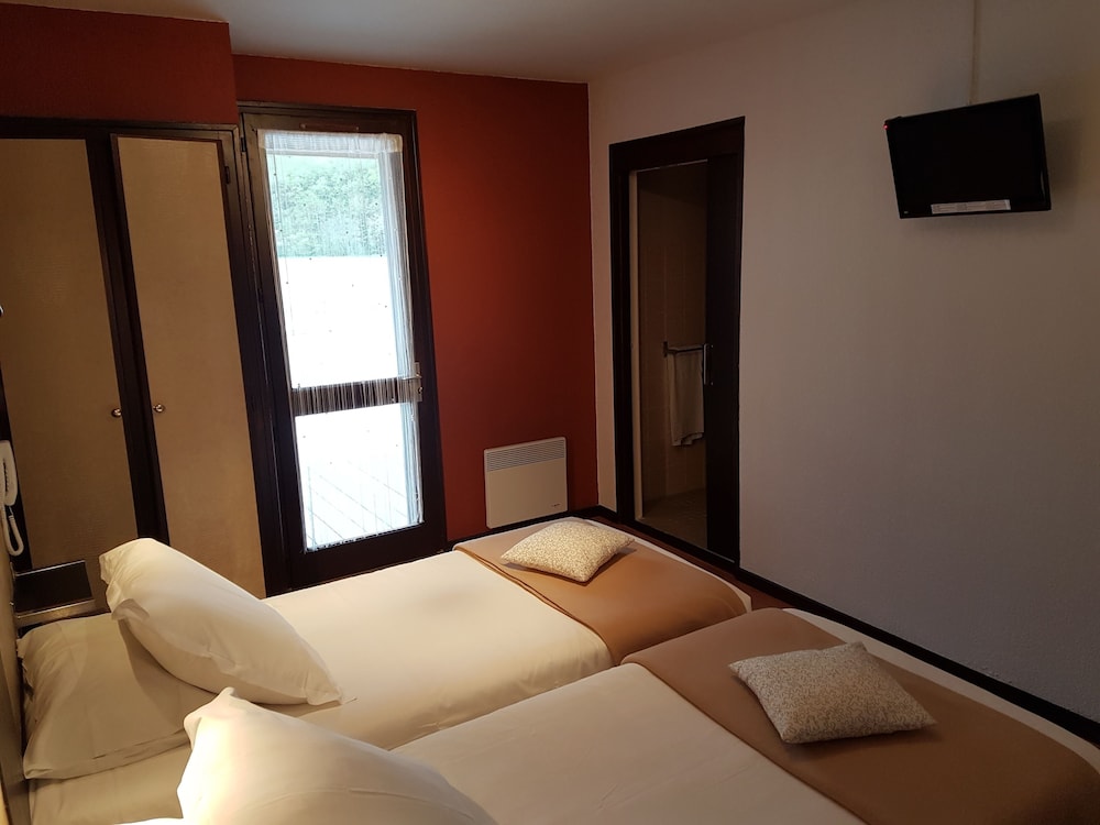 Twin Room, ground floor, pool side terrace photo 3