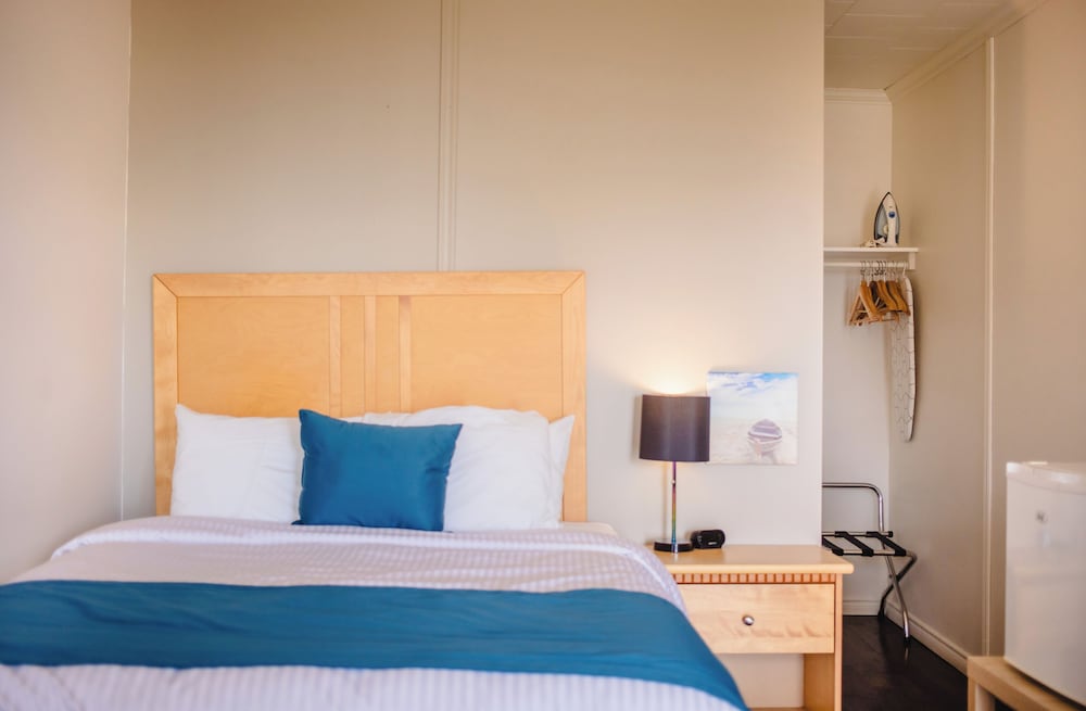 Comfort Room, 1 Queen Bed (Pavillon Carleton)