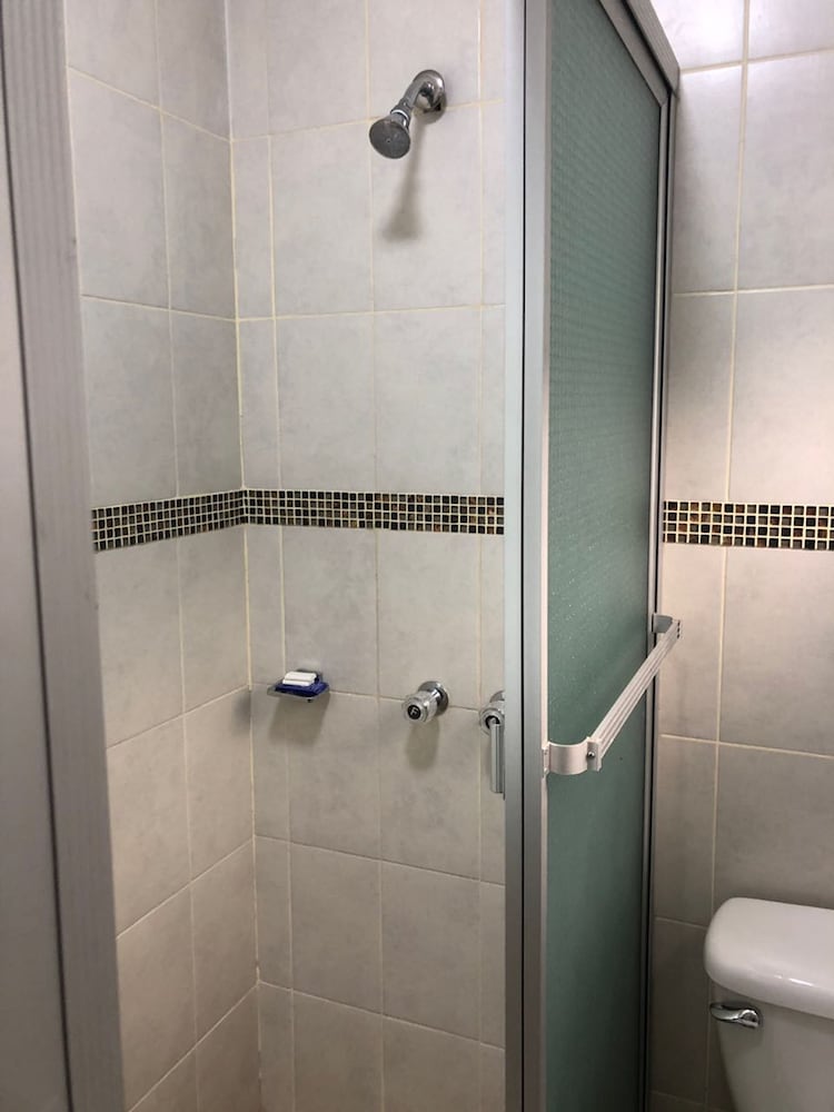 Basic Double Room Single Use, 1 Large Twin Bed, Private Bathroom photo 3
