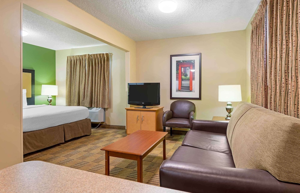 Room, 1 Queen Bed, Non Smoking (Efficiency W/Sofa) - Photo 2