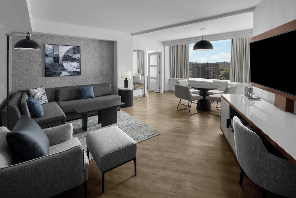 Suite, 1 Bedroom - Photo 1