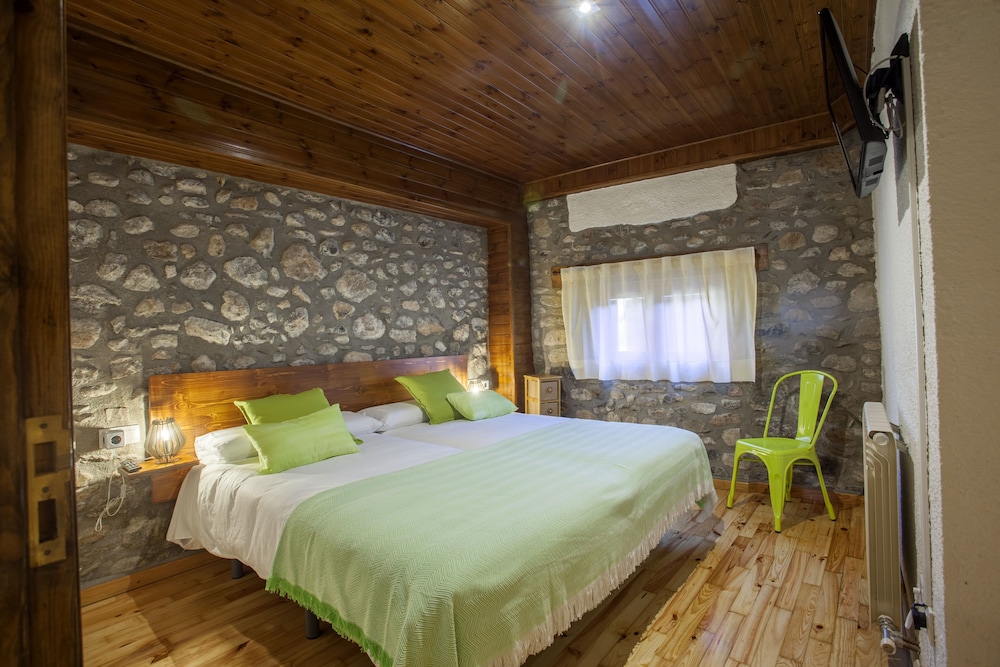 Standard Double Room, 1 King Bed photo 3