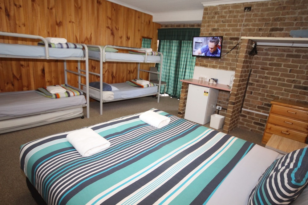 Standard Family Room 6 people (King Bed and 2 Bunks) photo 1