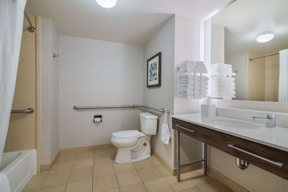 Mobility Accessible King Standard Room - Photo 4