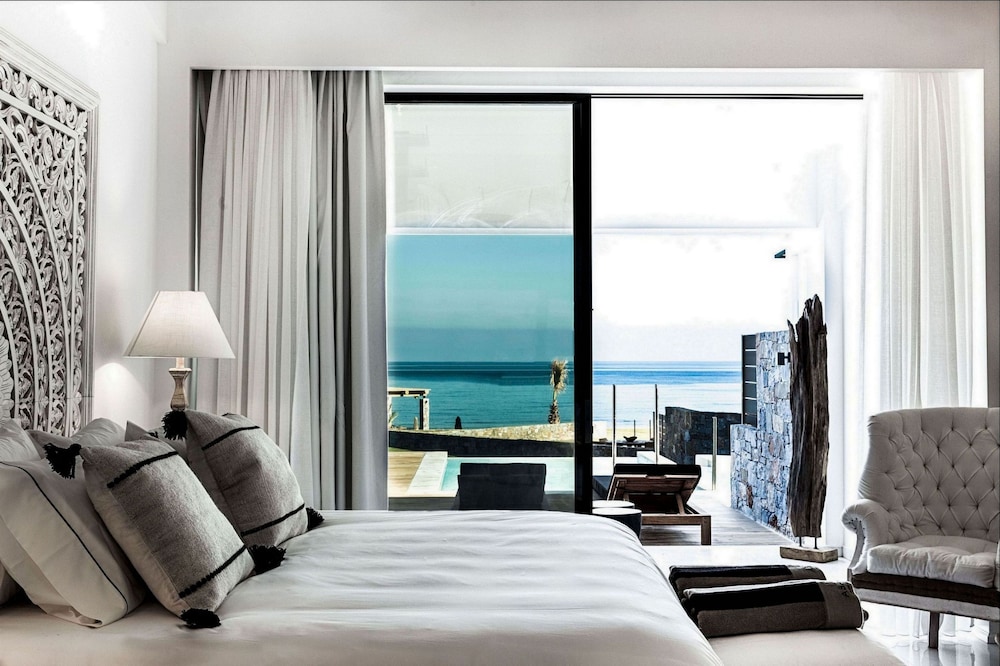 Luxury Loft, Private Pool, Beachfront thumbnail 5
