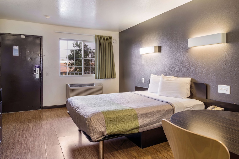 Standard Room, 1 Queen Bed, Non Smoking, Kitchenette - Photo 11