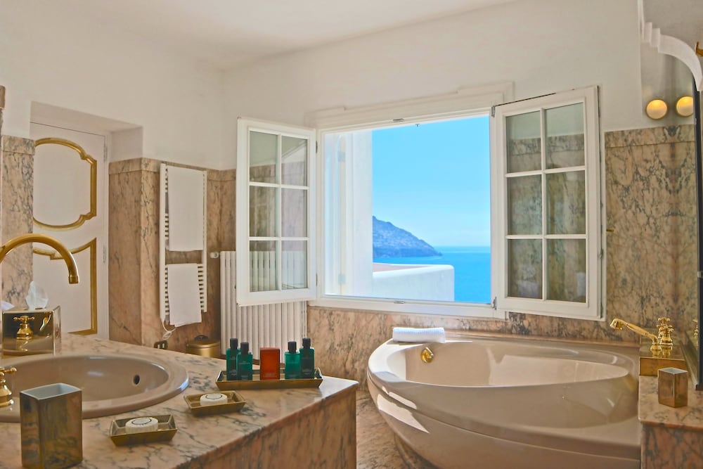 Honeymoon Suite, 1 Queen Bed, Sea View (New York Suite) photo 3