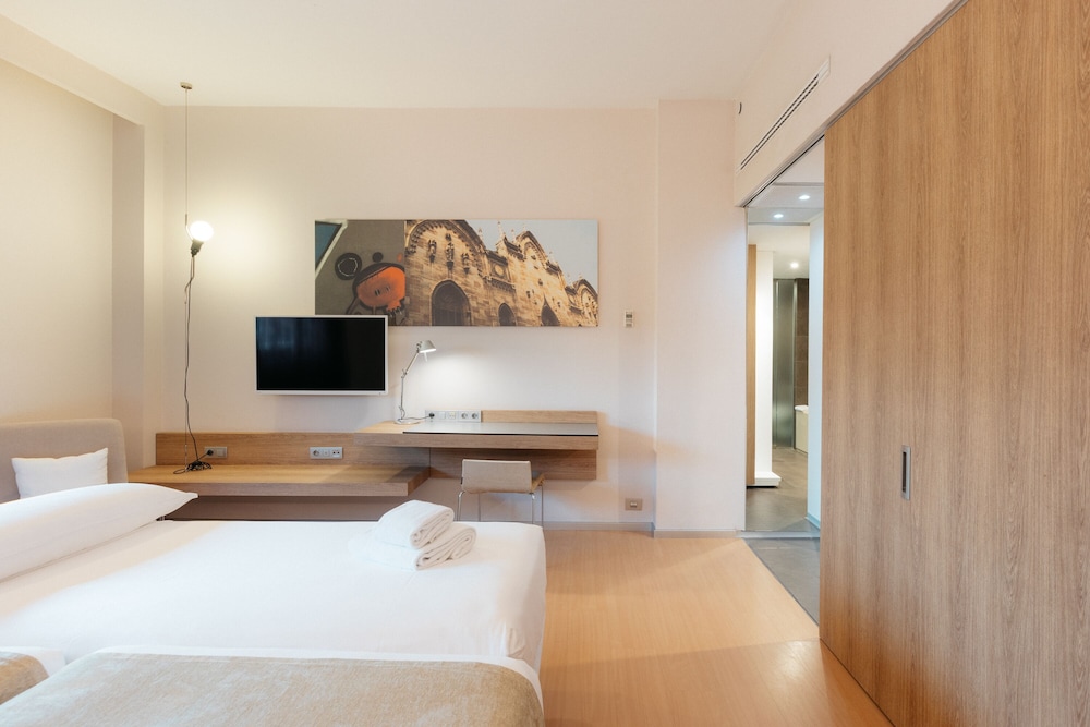 Deluxe Room (with extra bed) - Photo 2