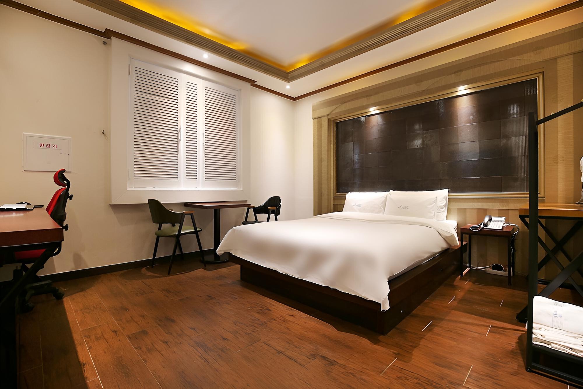 Room (Standard (Hard Drive-Less PC Netflix)) - Photo 1