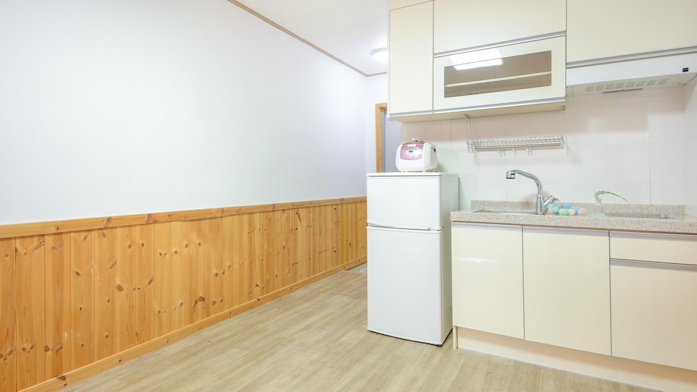 Basic Room, 1 Bedroom (A202) - Photo 3