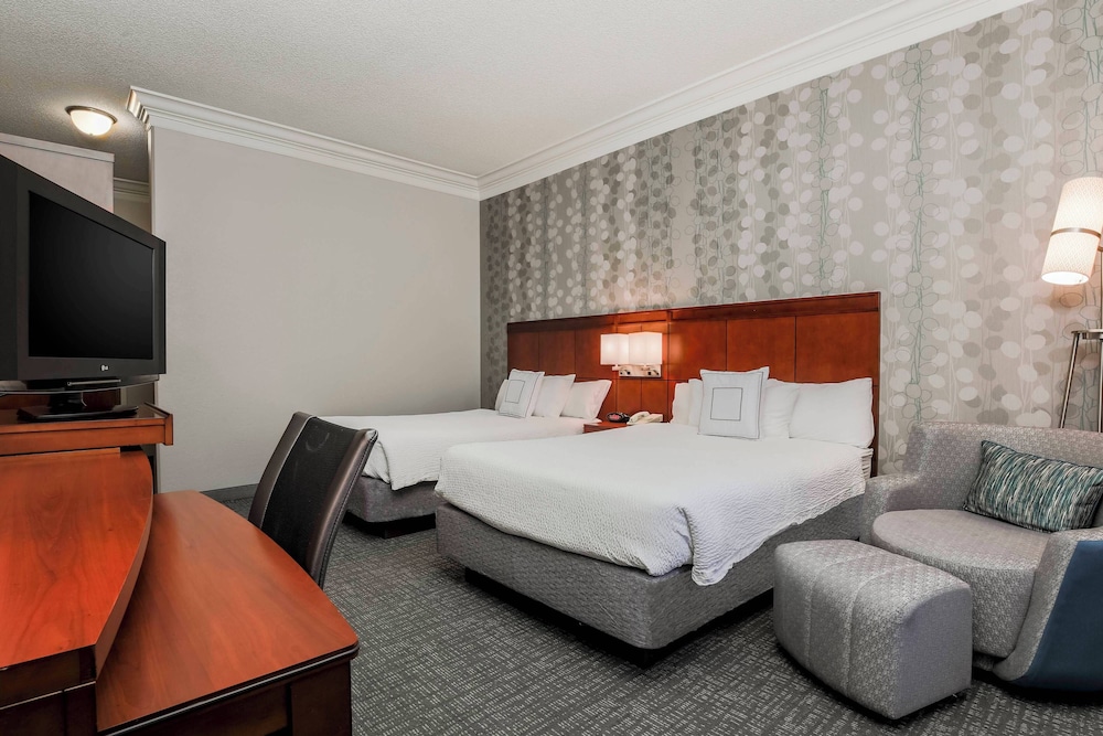 Room, 2 Double Beds (Mobility Accessible, Roll-In Shower) - Photo 2
