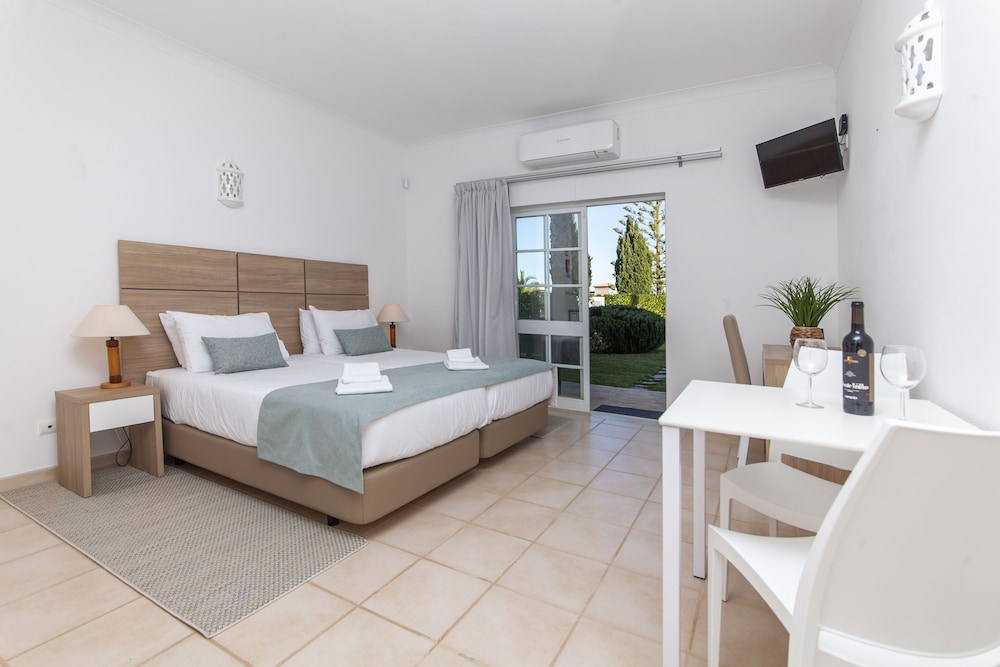 Standard Studio, 2 Twin Beds, Terrace, Pool View photo 2