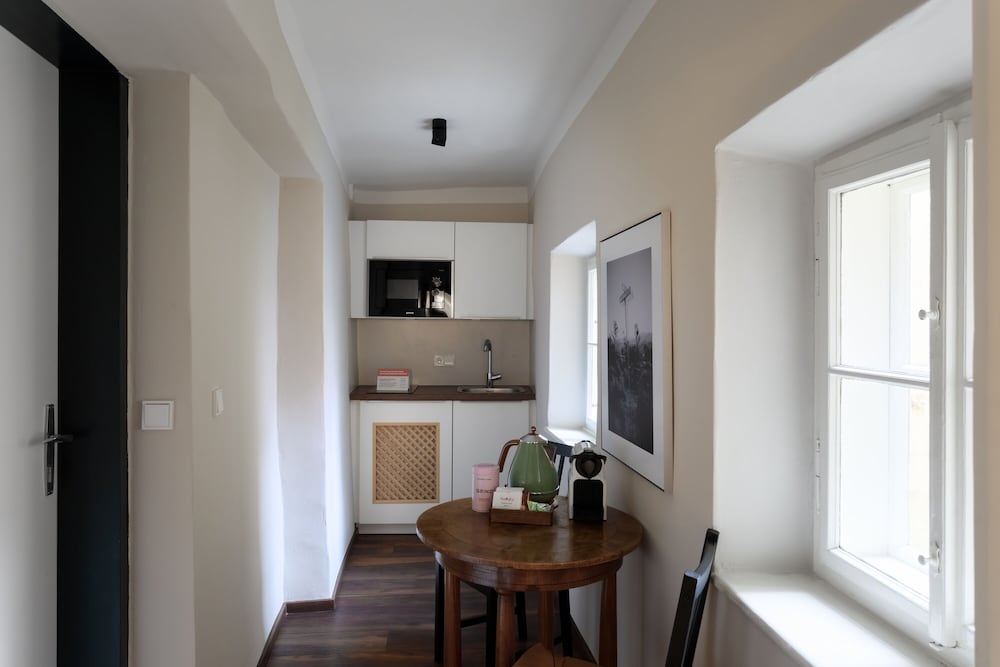 Large 1 Bedroom Apartment with Sofa Bed - Photo 7