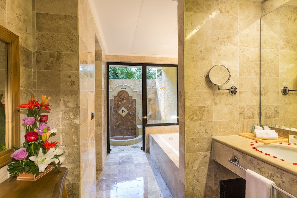 Romance Villa Suite Poolside