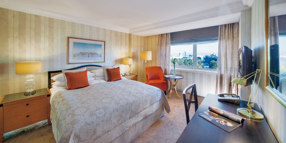 Classic Room, 1 King Bed, Accessible Bathtub, Club Lounge Access (Accessible Bathtub)