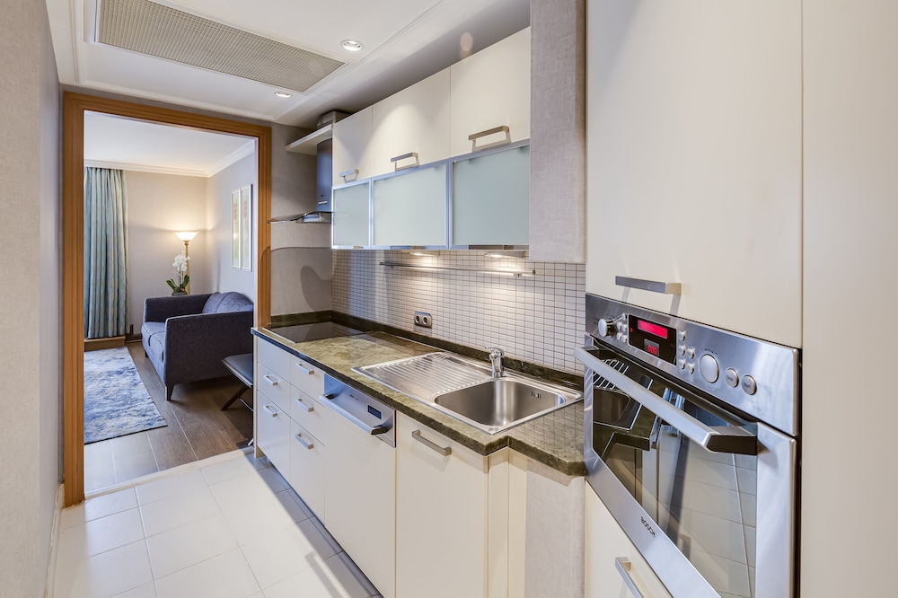 Executive Suite, 1 King Bed with Sofa bed, Kitchen, City View - Photo 2