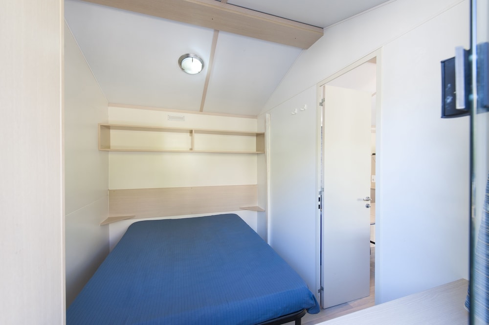Deluxe Mobile Home, 3 Bedrooms, Kitchen photo 1