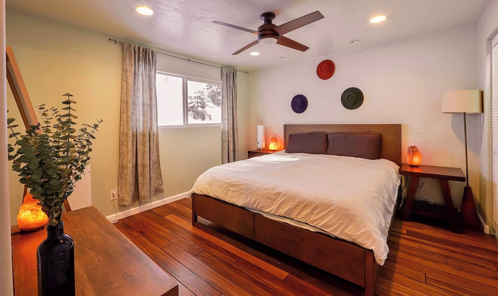 House, Multiple Beds, Fireplace, Mountain View (Tahoe Trail Retreat)