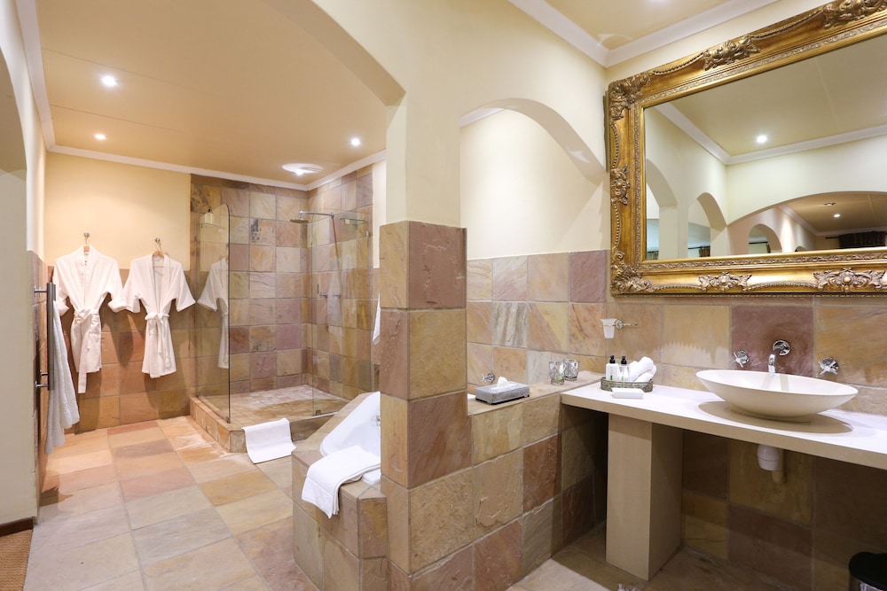 Luxury Suite, 2 Queen Beds, Private Bathroom, Valley View photo 2