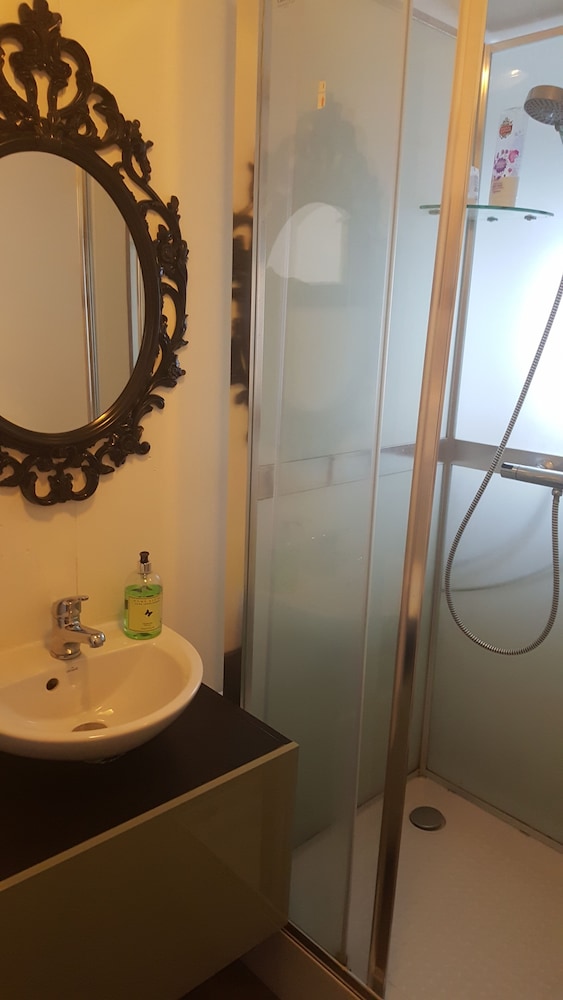 Standard Triple Room, Shared Bathroom (Room 9) photo 2