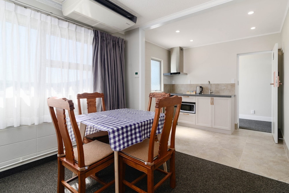 Suite, 1 Bedroom, 1 King and 2 Twin photo 3