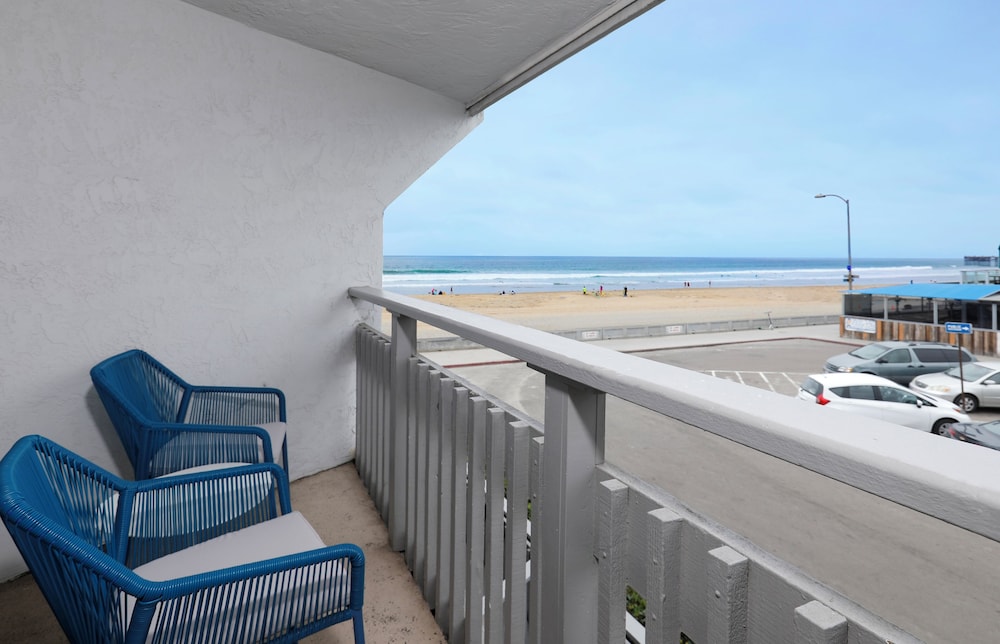 Room, 2 Queen Beds, Partial Ocean View - Photo 5