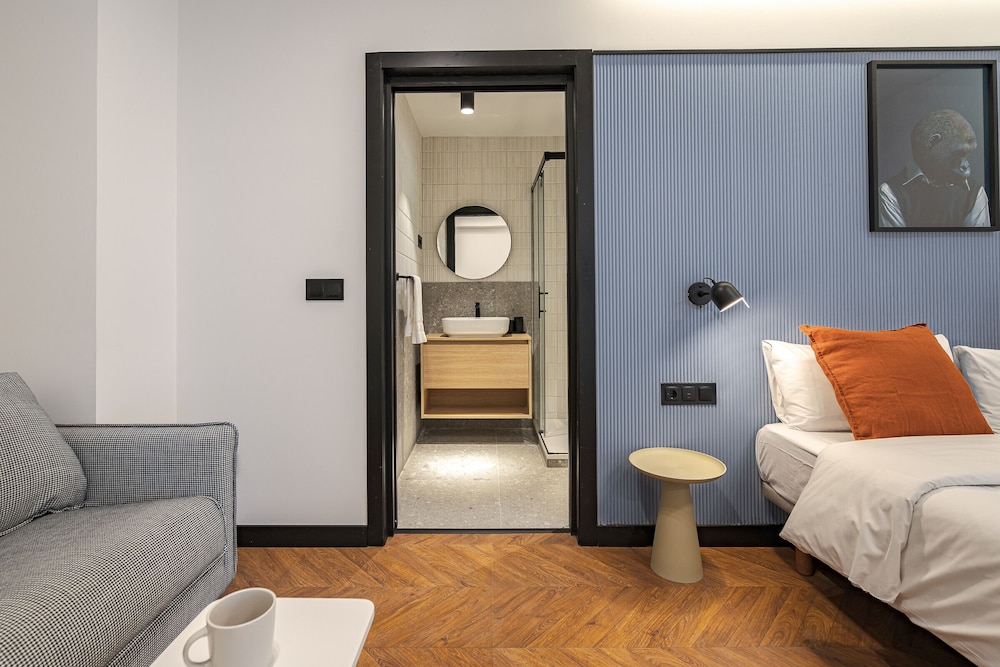 Room - Photo 2