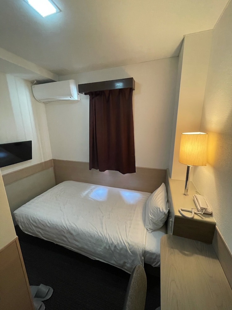 Single Room with Private Bathroom, Smoking