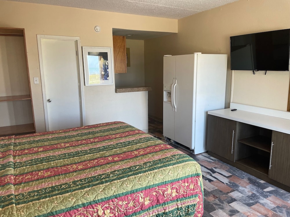 Basic Single Room, 1 King Bed photo 2