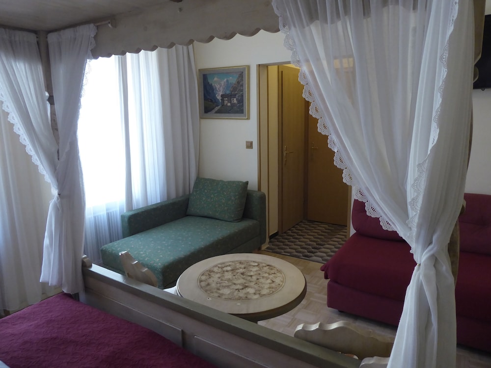 Double Room - Photo 9