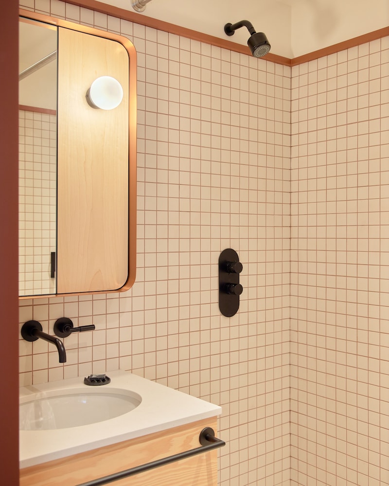 Room (Medium) - Photo 4
