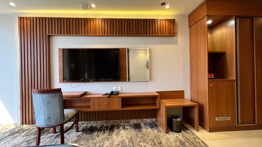Deluxe Suite, 1 King Bed - Photo 2