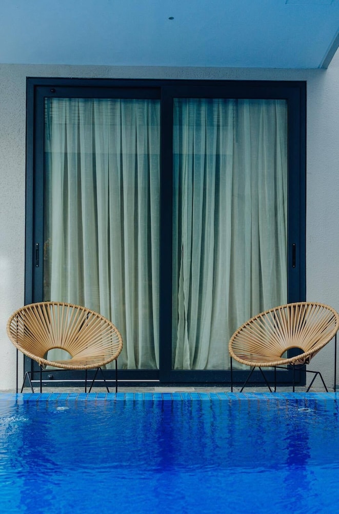 Premier Deluxe with Pool Access photo 2
