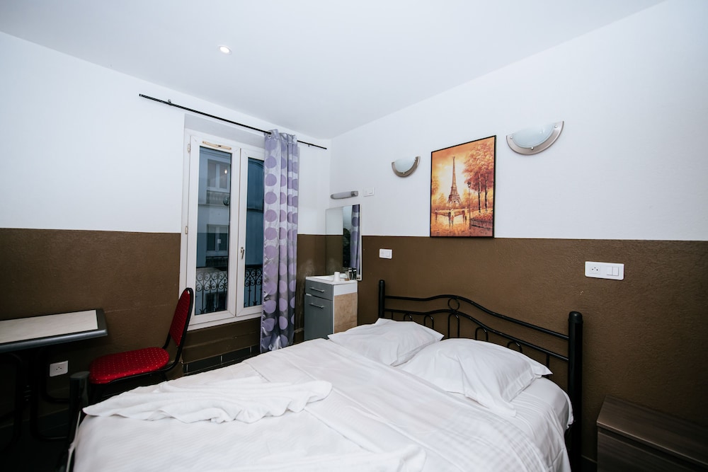 Single Room, 1 Double Bed, Shared Bathroom photo 2