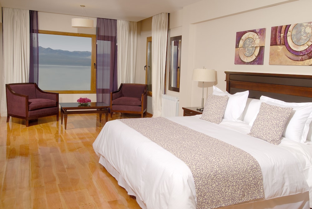 Deluxe Suite, 1 King Bed, Lake View