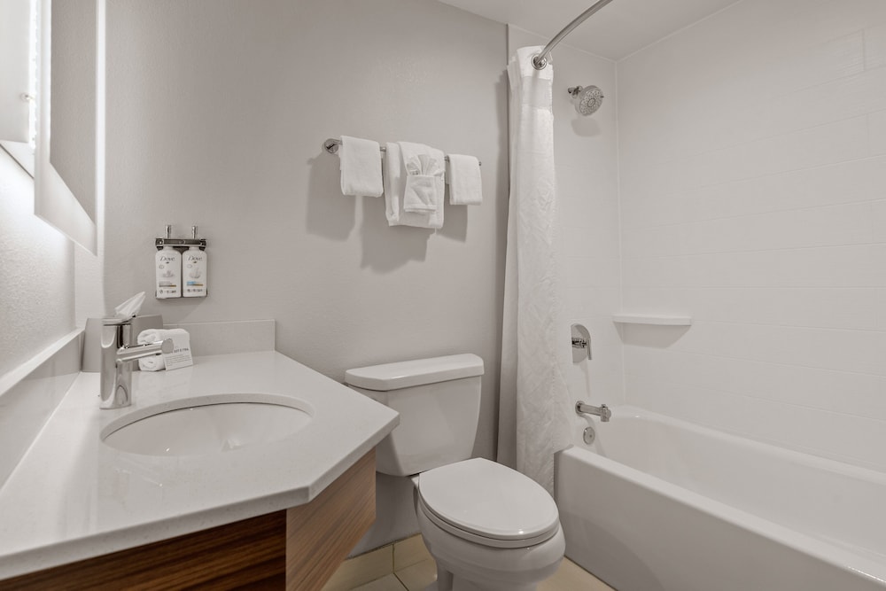 Standard Room, 2 Queen Beds, Ground Floor - Photo 4
