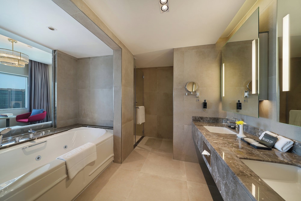 Suite, 1 King Bed, City View (One Bedroom, Jetted Tub) - Photo 2