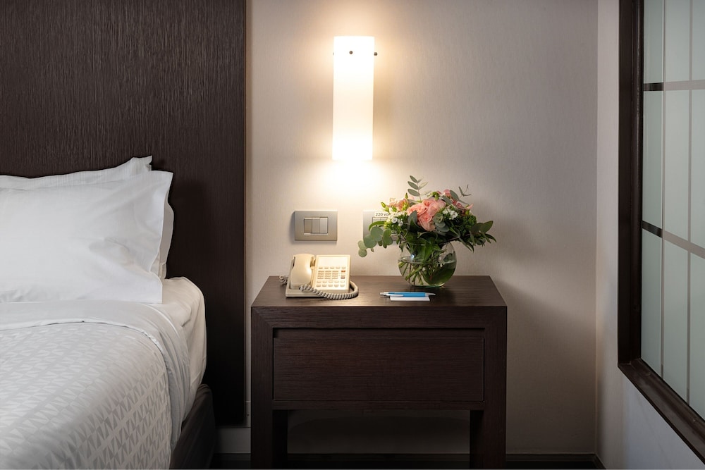 Junior Suite, 1 King Bed, Corner - Photo 7