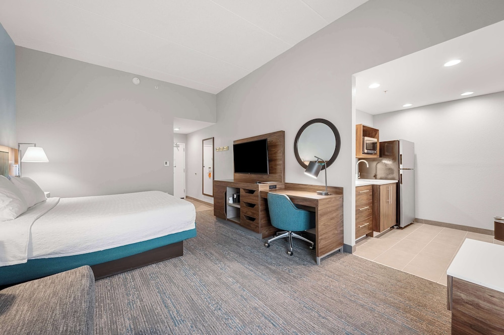 Room, 1 King Bed, Kitchenette - Photo 1