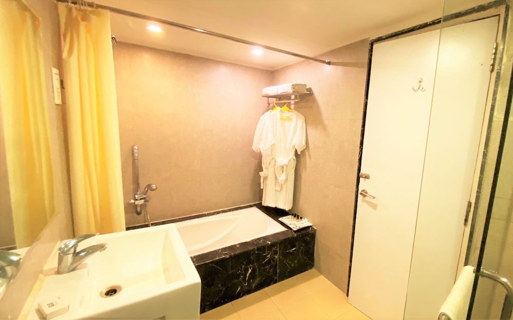 Suite - Photo 2