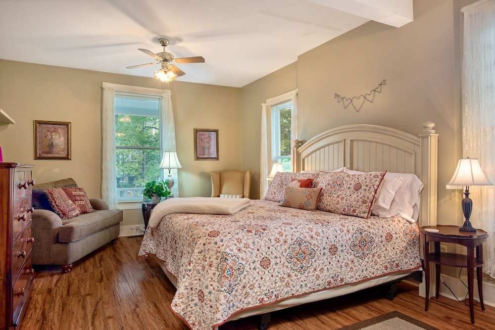 Family Cottage, 2 Bedrooms, Jetted Tub, Courtyard Area photo 1