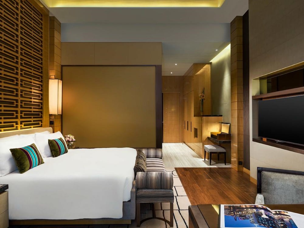 Deluxe Olympian King Room