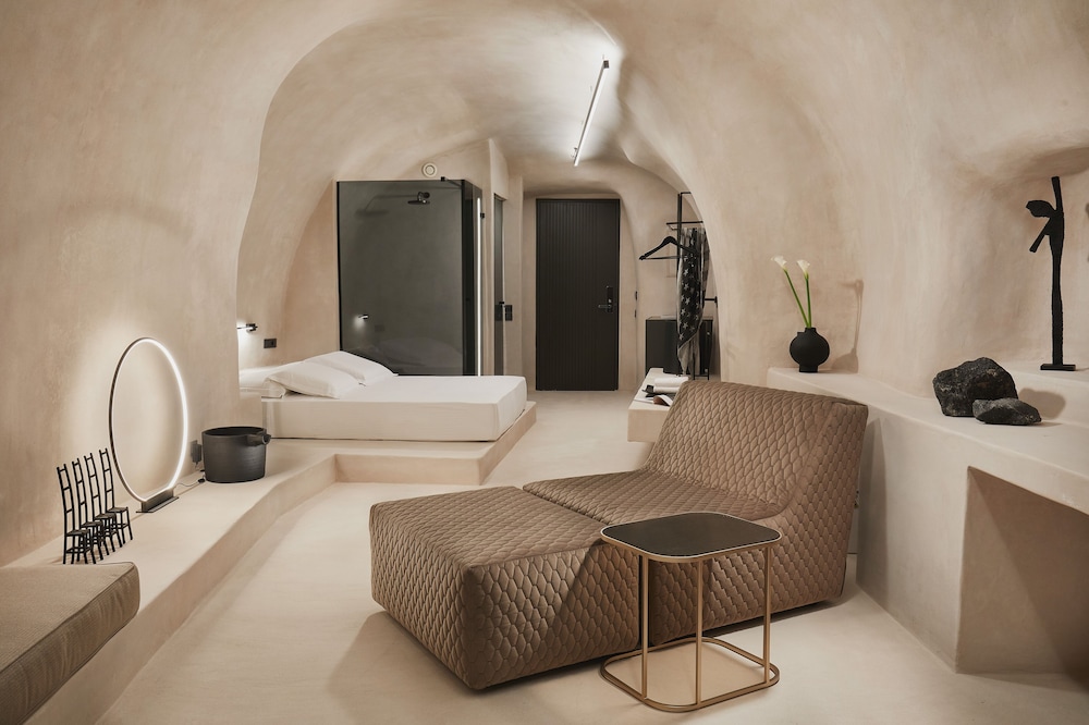 Astral Cave Suite with Jetted Tub, Caldera View