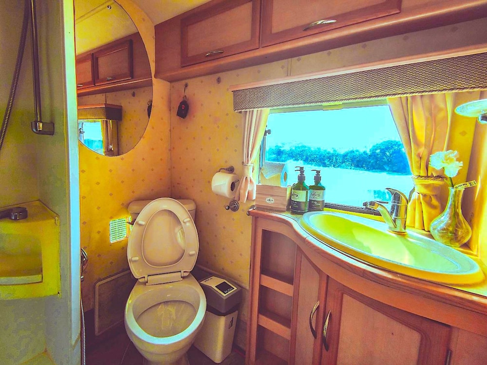 Campervan for 2 adults and 2 children - Photo 7